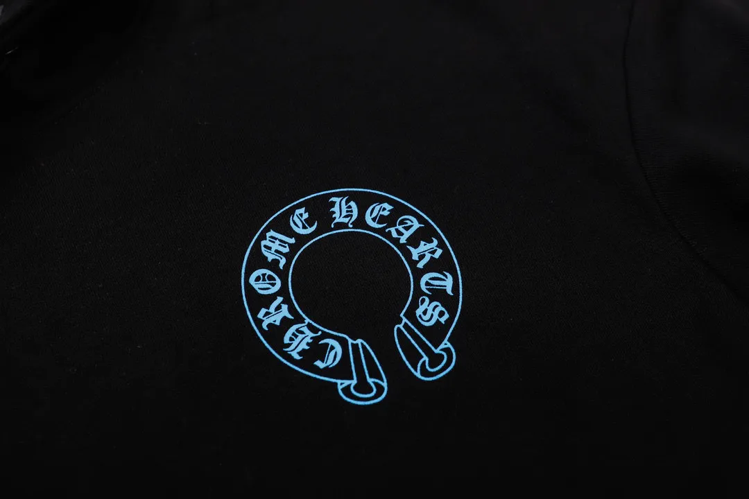 M15—P210 -Chrome Hearts/Chrome Hearts printed sweatshirt cardigan jacket -420 grams of high-density, high-quality wool, soft, delicate and skin-friendly, soft and silky to the touch, warm and skin-friendly -The hardware zipper accessories are all customized and full of details -Colour: black white -Size: S M L XL